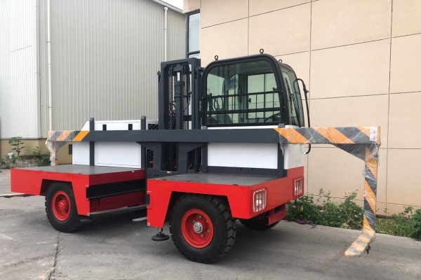 Montacargas Lateral Eléctrico SOCMA HNS20EL para Manejo de Objetos Largos